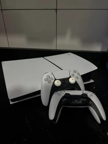 Ps5 slim 825gb, comprado em dezembro com nota fiscal, preciso do dinheiro pra sair rápido 