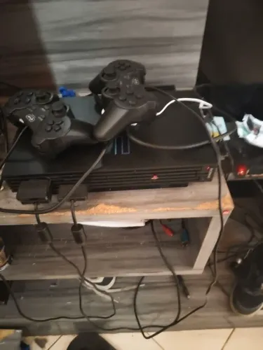 Ps2 fat relíquia funcionando normalmente vai com HD repleto de jogos dois controles novos 