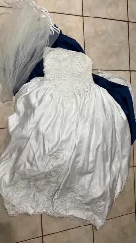 Vestido de noiva com véu e calda