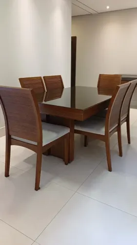 Mesa de Jantar em Madeira Maciça com 6 Cadeiras - Tampo de Vidro Fumê