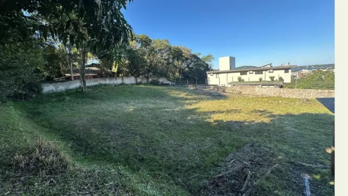 Terreno com 1.017 m2 em condomínio fechado no bairro Canto da Lagoa