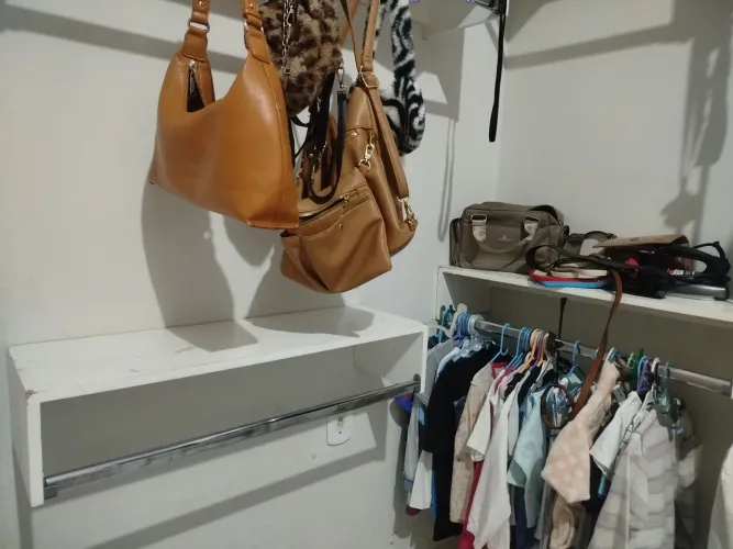 Cabideiro, caixa de água mim litro, um guarda roupa 3 porta enorme, um painel com raque.