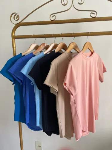 Vendo kit com 08 regata e blusas c manga R$ 1200,00 reais saindo 20,00 cada