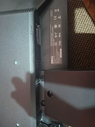 MONITOR DELL 17 POLEGADAS VGA, SEM DETALHES,  SO USAR. NAO VEM COM CABOS 