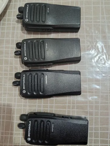 5 radios comunicadores Dep450 motorola 3 são vhf+2uhf(sem bateria, sem carregador)