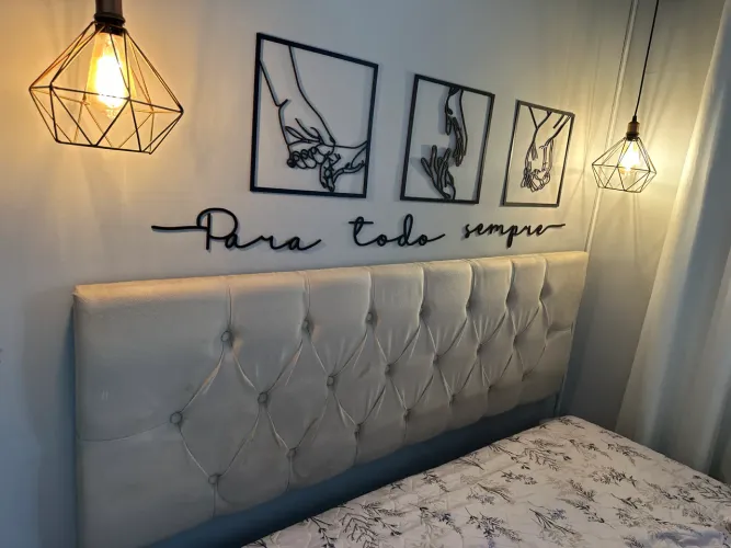 Cabeceira (queen),pendentes com lâmpadas de filamento e quadros.