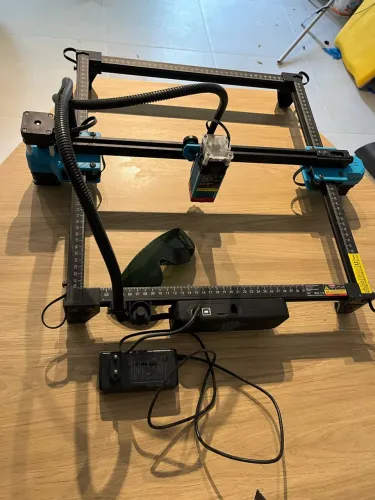 MÁQUINA DE LASER E CORTE