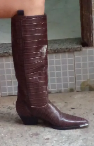 Bota Schutz cano longo . Couro legitimo