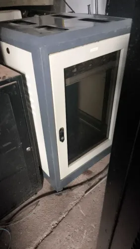 Rack servidor piso preto porta acrilco