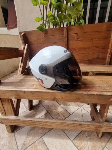 Capacete semi novo 58cm