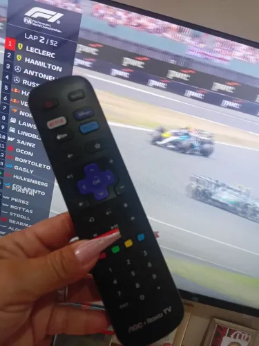 Tv um modelo Full HD (1920x1080) com tela DLED de 43 polegadas, sistema Roku TV integrado,