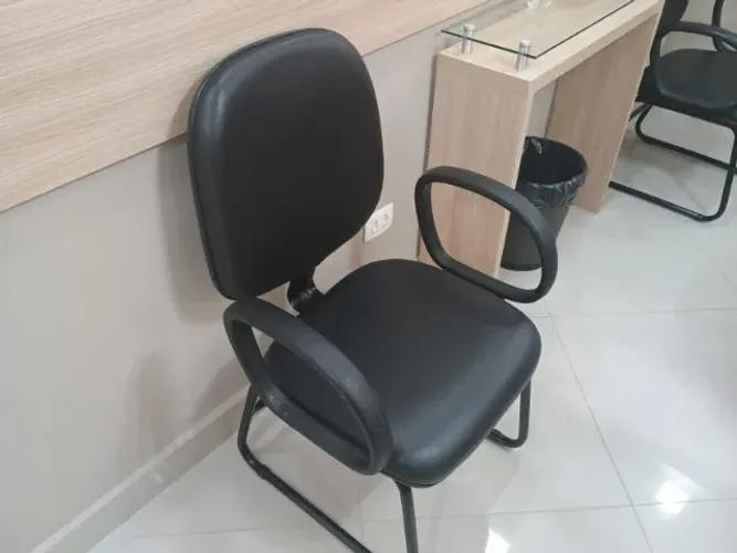 duas cadeiras fixas ótimo estado apenas R$ 30,00 cada