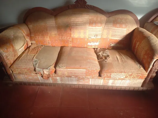 Conjunto de sofá antigo em madeira entalhada
