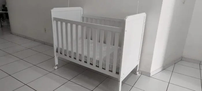 Berço Cloe 2 em 1 na cor branca- Peroba Móveis (colchão incluso) 
