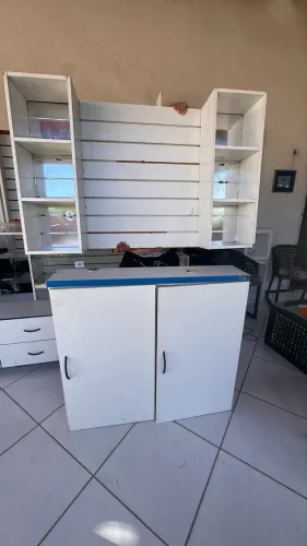 conjunto de balcão com painel canaletado na cor branca