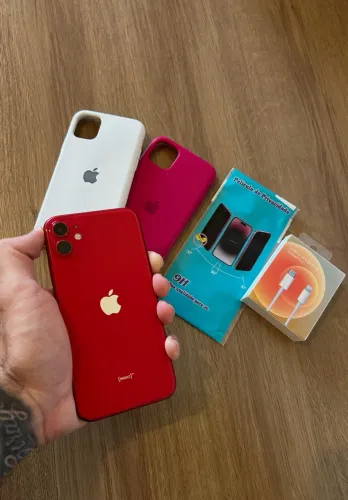 iPhone 11 Product Red - com acessórios
