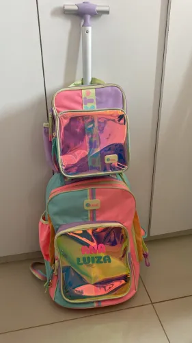 Vendo Mochila com rodinha 360 color block e lancheira Puket, original e sem avarias.