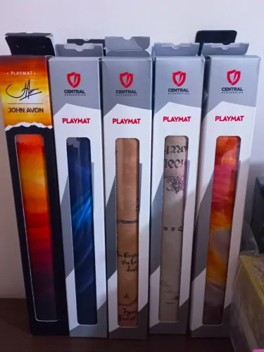 Playmats Premium TCG/RPG - Vários Modelos (John Avon, Dragões e Terra Média)