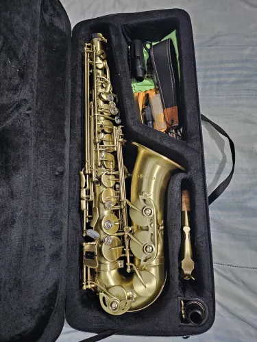 Saxofone Alto dourado escovado Vedo Acompanha 2 boquilhas