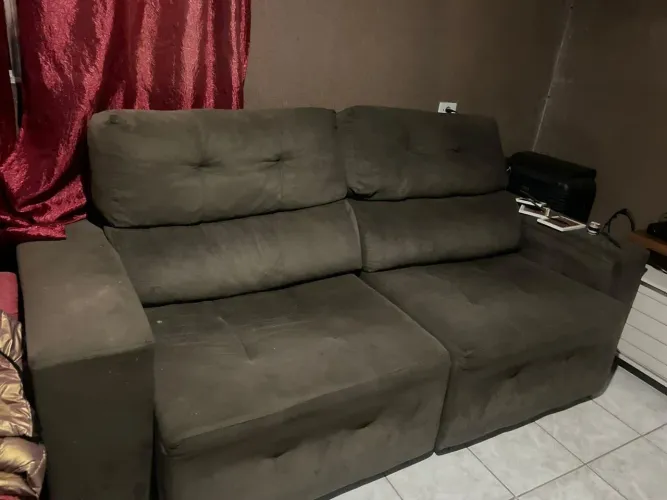 Hacker com painel sofá