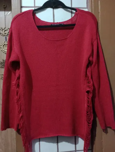 Blusa vermelha em tricô com detalhe destróier nas alterais