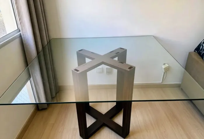 Masa com 2 cadeiras de vidro madeira mássica 120 por 120 entrego ser for perto