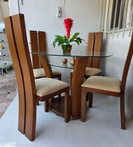 Mesa de madeira com 4 cadeiras