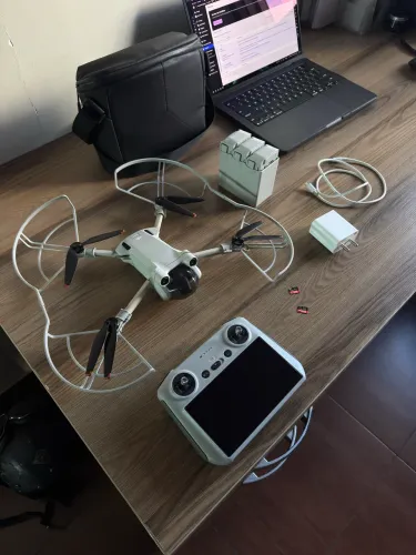 DJI Mini 3 Pro + Fly More Combo + Controle com Tela + Acessórios