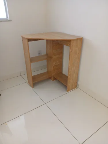 Escrivaninha de canto (sem marcas de uso)
