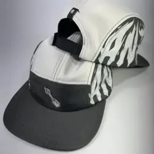 BONÉ FIVE PANEL CHAMA CHUMBO/CINZA (ABA FLEXÍVEL)