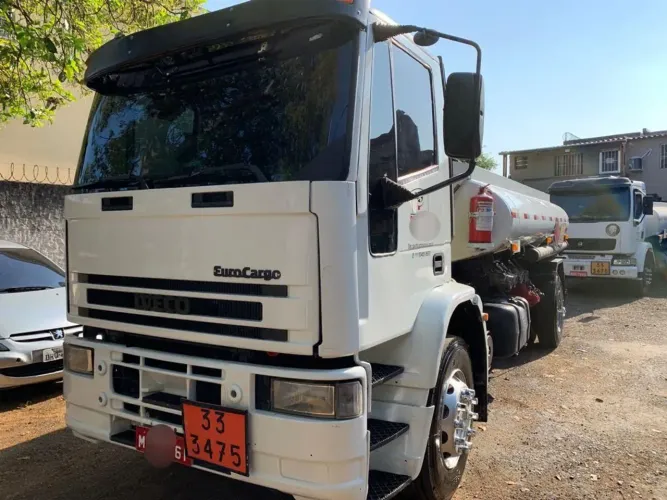 Caminhão tanque combustível 10 mil