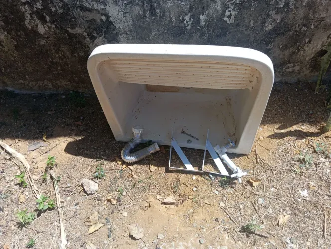 Tanque de louça, pia de banheiro, e vazo