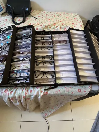 Vendo maleta de óculos com 30 armações