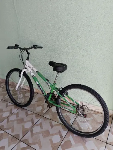 Vende -se Bicicleta aro 26 com 18 marchas.
