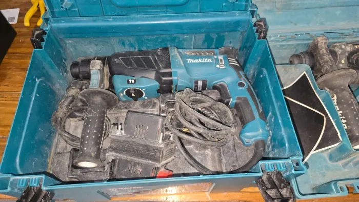 2 Makitas HR2630 1 parafusadeira vonder todas com maletas