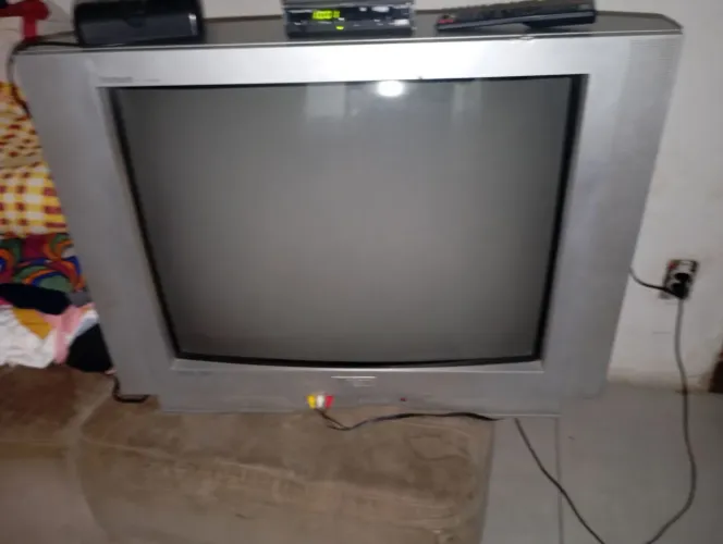 televisão de tubo grande