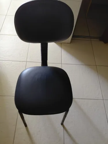 Cadeira estofada preta