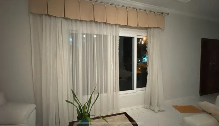 Janela em PVC 300cm X 170cm em excelente estado com vidro laminado
