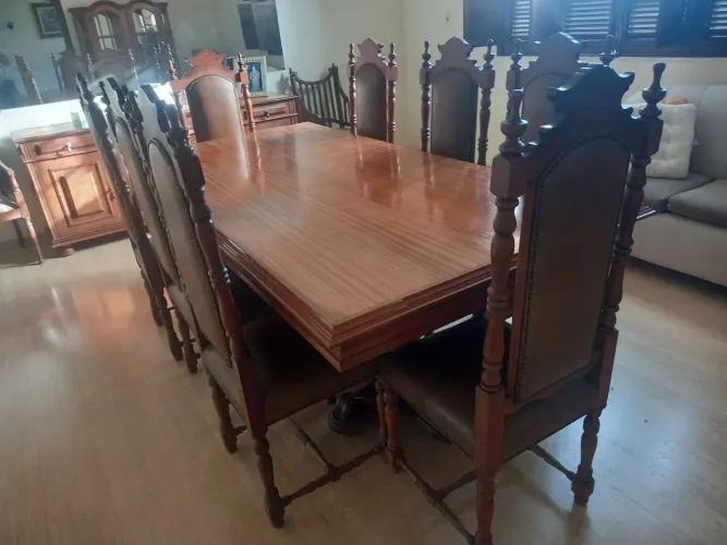 Mesa de jantar com 8 cadeiras