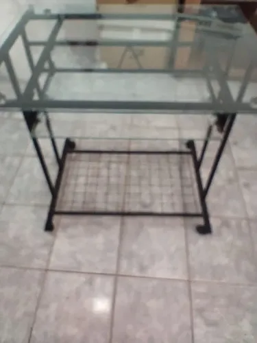 Mesa de computador com tampo de vidro + bandeja teclado + rodinhas