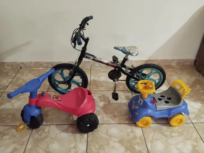Bicicleta infantil Caloi e motocas