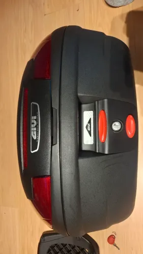 Baú Bauleto GIVI 47 litros - cabe 2 capacetes