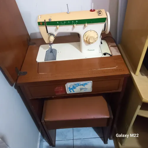 Máquina costura singer simplesmatic com gabinete