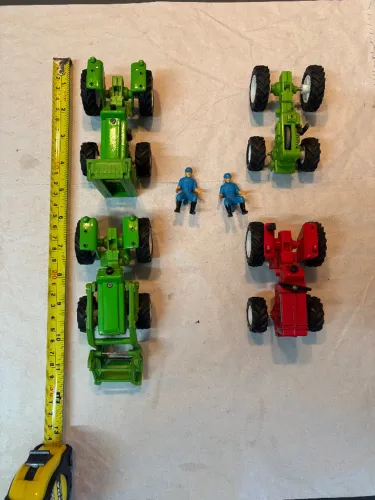 Lote com 4 Tratores Antigos incompletos de brinquedo sucata   - leia