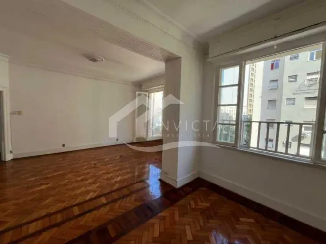 EXCELENTE 3 QUARTOS COM VAGA NA ESCRITURA, A UMA QUADRA DO COPACABANA PALACE!!!