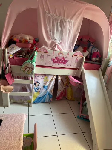 Cama de princesa com escorregador
