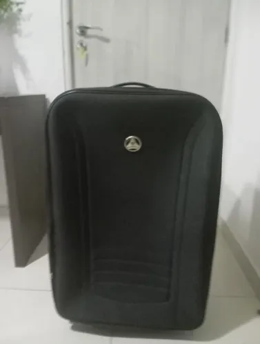 Mala preta em tecido resistente de 23 kg,com rodinhas.