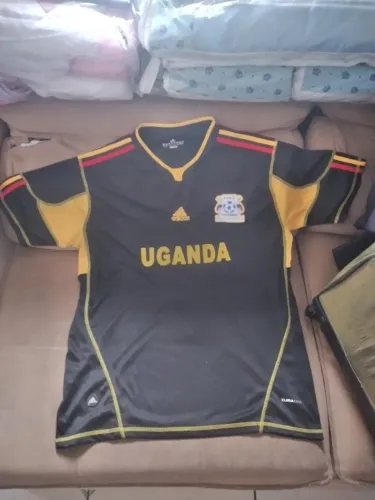 Vendo 02 camisas do time Uganda original da marca adidas tamanho g e p (250 reais )as 2 ok