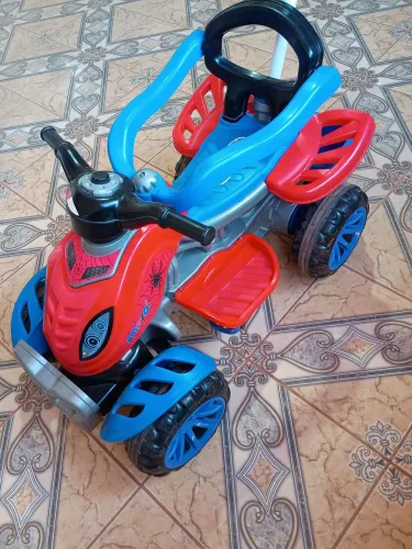 Vendo um quadriciclo infantil ceme novo pouco usado, no valor de 300,00 reais *