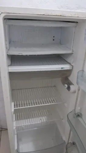vendo geladeira consul em ótimo estado de conservação e funcionamento.Sem defeito gela bem